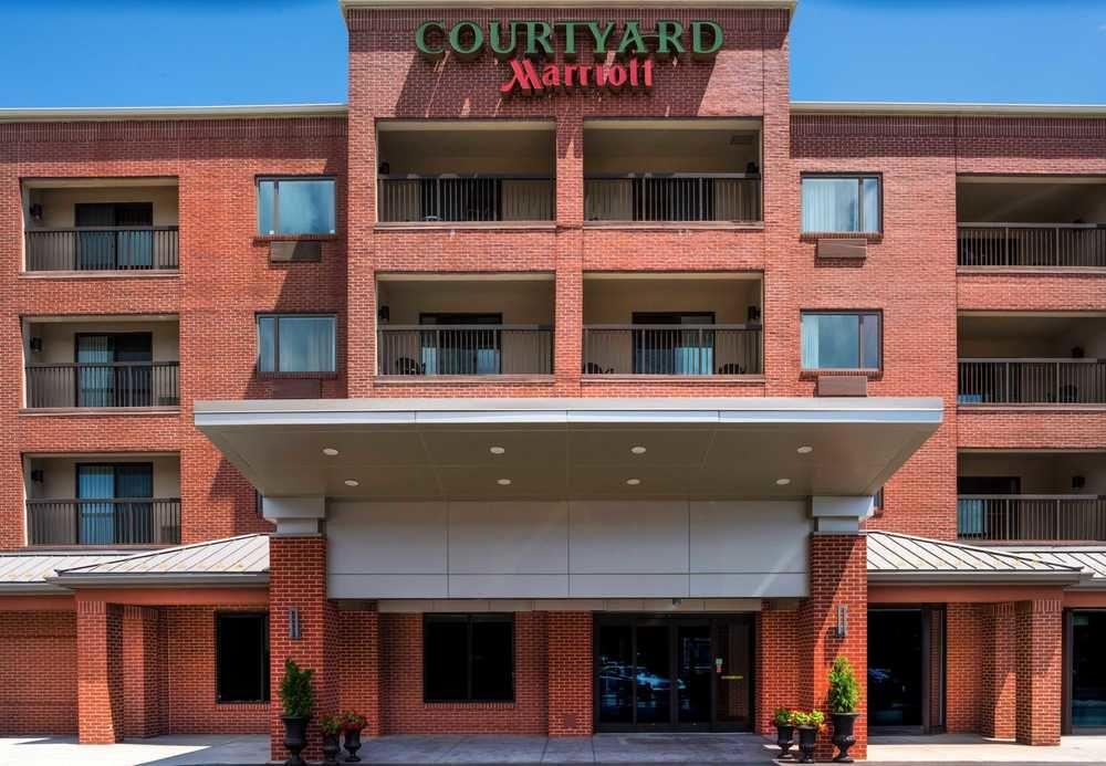 Courtyard Устър Екстериор снимка