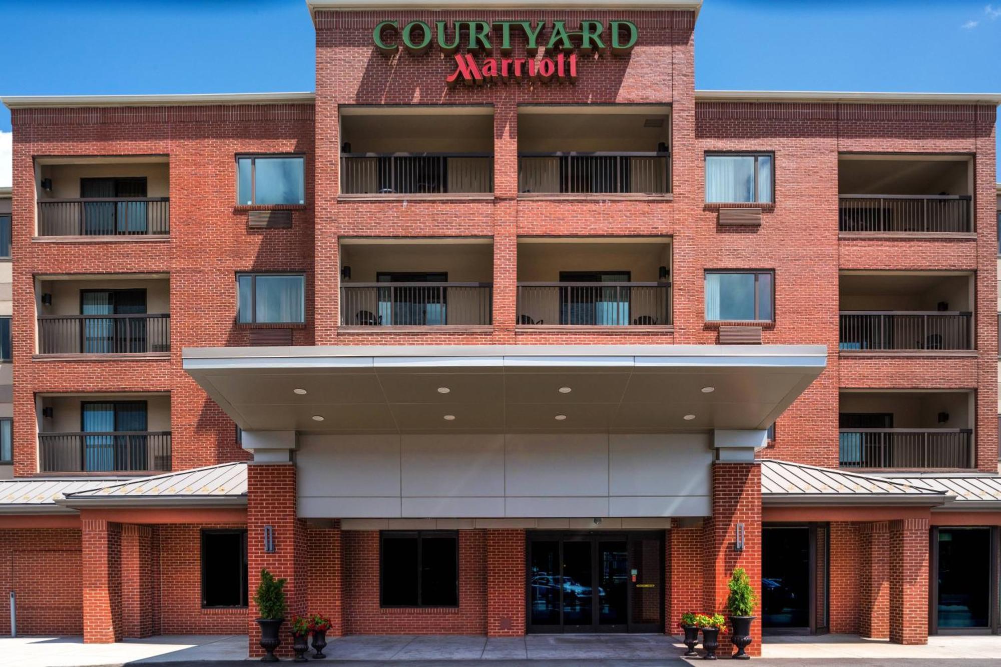 Courtyard Устър Екстериор снимка